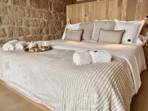 A bed or beds in a room at Torre Medieval de Queralt & Spa