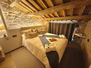 A seating area at Torre Medieval de Queralt & Spa