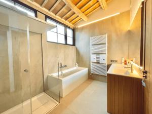 A bathroom at Torre Medieval de Queralt & Spa