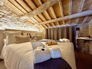 A bed or beds in a room at Torre Medieval de Queralt & Spa
