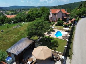 an aerial view of a house with an umbrella and a pool at Vila Ana in Donja Ralja