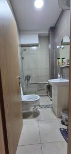 un baño con inodoro y lavabo en Central Apartments in Skopje, en Skopje