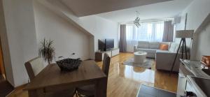 una sala de estar con una mesa y un sofá en Central Apartments in Skopje, en Skopje