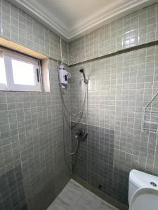 Kylpyhuone majoituspaikassa Big studio with balcony in Osu Accra