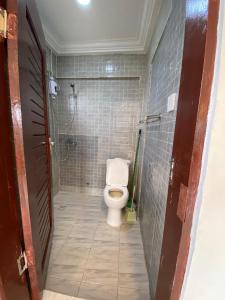 Kylpyhuone majoituspaikassa Big studio with balcony in Osu Accra