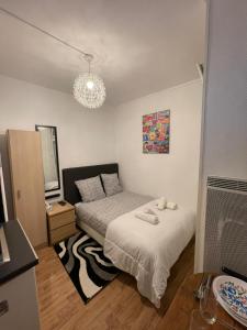 une petite chambre avec un lit et un miroir dans l'établissement Dame de fer apartment, à Paris 14 autres photos