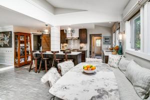 una cucina e un soggiorno con tavolo e sedie di Breck Home in the Heart of Downtown Alpenglow a Breckenridge