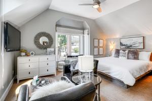 una camera da letto con un letto e un soggiorno di Breck Home in the Heart of Downtown Alpenglow a Breckenridge
