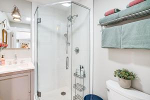 un bagno con doccia, WC e lavandino di Breck Home in the Heart of Downtown Alpenglow a Breckenridge Altre 38 foto