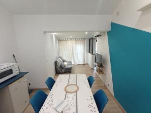 pokój ze stołem i krzesłami oraz kuchnią w obiekcie Petite Maison de vacances w mieście Tourrettes