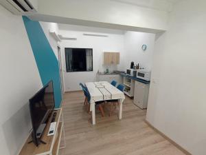 salon ze stołem jadalnym i kuchnią w obiekcie Petite Maison de vacances w mieście Tourrettes