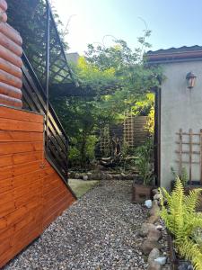 a backyard with a wooden fence and a garden at Apartament ZIELONY TARAS in Kielce
