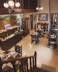 an overhead view of a restaurant with tables and chairs at Pousada dos Pássaros in Gramado