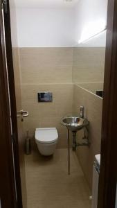 a small bathroom with a toilet and a sink at Apartamento moderno en el centro Vilagarcia in Vilagarcia de Arousa
