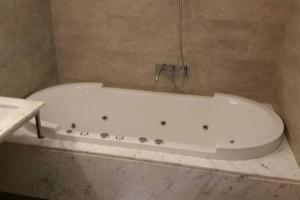 a white bath tub in a bathroom at Apartamento moderno en el centro Vilagarcia in Vilagarcia de Arousa +6 photos