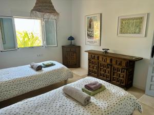 Katil atau katil-katil dalam bilik di Casa Vida, your villa with panoramic sea views in Moraira. +40 gambar