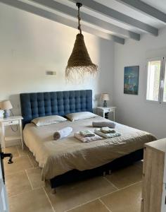 Katil atau katil-katil dalam bilik di Casa Vida, your villa with panoramic sea views in Moraira.