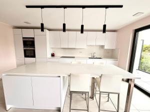 Η κουζίνα ή μικρή κουζίνα στο Luxembourg Kirchberg Two Bedroom Apartment City Center-parking