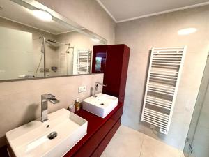 Ένα μπάνιο στο Luxembourg Kirchberg Two Bedroom Apartment City Center-parking