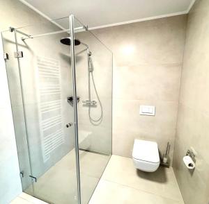 Ένα μπάνιο στο Luxembourg Kirchberg Two Bedroom Apartment City Center-parking