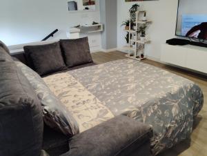 a couch with a blanket on it in a living room at Apartamento Plaza Palmeras in Burjassot