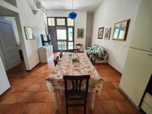 a living room with a table and a couch at Maisonette Asfodelo in Palau