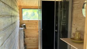Koupelna v ubytování Cabane au bord d'un étang + 21 fotografií