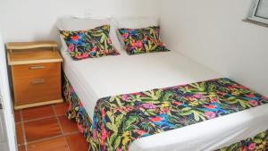 un letto in una stanza con avertisementatronatroronstrationstrationstrationstrationstrationstrationstrationstrationstrationstrationstration di Apartamento de 3 quartos em Jurerê a Florianópolis
