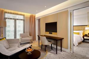 Televiisor ja/või meelelahutuskeskus majutusasutuses The Alexander, a Luxury Collection Hotel, Yerevan