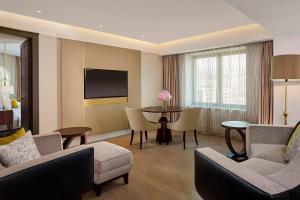Televiisor ja/või meelelahutuskeskus majutusasutuses The Alexander, a Luxury Collection Hotel, Yerevan