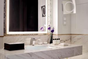 Vannituba majutusasutuses The Alexander, a Luxury Collection Hotel, Yerevan