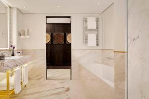 Voodi või voodid majutusasutuse The Alexander, a Luxury Collection Hotel, Yerevan toas