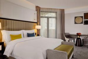 Voodi või voodid majutusasutuse The Alexander, a Luxury Collection Hotel, Yerevan toas