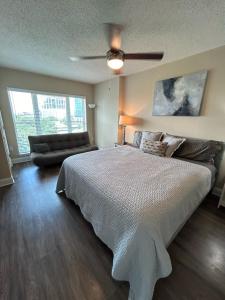 Ένα ή περισσότερα κρεβάτια σε δωμάτιο στο Spacious 2 Bedroom 2 Bathroom Apartment with Balcony in Uptown Charlotte! City Views & Free Parking!