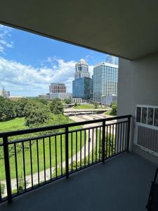 Μπαλκόνι ή βεράντα στο Spacious 2 Bedroom 2 Bathroom Apartment with Balcony in Uptown Charlotte! City Views & Free Parking!