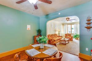 una sala de estar con una mesa y un sofá en Home 13 Mi to Knoebels Amusement Resort, en Mount Carmel