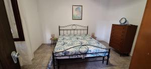 a bedroom with a bed and a dresser at Casa dei bagnanti sul Porto Vecchio in Stintino