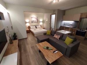 卡兰巴卡Aliki's Studio 1的客厅里有一张沙发和一张桌子。