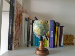 ヴィロフレーにあるLe Chant de Viroflayの本棚の上の小さな地球儀