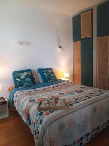 ヴィロフレーにあるLe Chant de Viroflayのベッドルーム1室(大型ベッド1台、トレイ付)