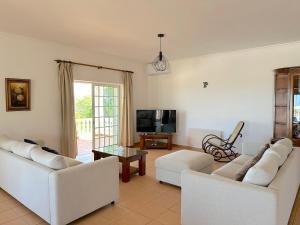 Μια τηλεόραση ή/και κέντρο ψυχαγωγίας στο BnB Homes Luxurious Villa Stardust with Swimming pool & BBQ for Family Fun
