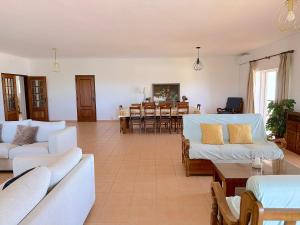 Χώρος καθιστικού στο BnB Homes Luxurious Villa Stardust with Swimming pool & BBQ for Family Fun +38 φωτογραφίες