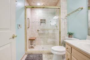 Bilik mandi di Sturgeon Bay Hideaway with Direct Water Access! +35 gambar