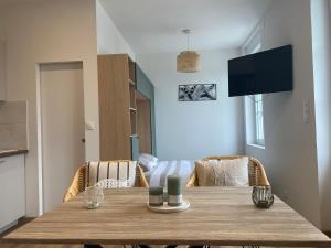 Uma televisão e/ou sistema de entretenimento em Appartement vue Port