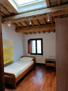 a bedroom with a bed in a room with a skylight at Appartamento Il Pradello in Corinaldo