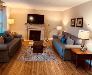 a living room with a couch and a fireplace at Lakeview Motel & Cottage in Kincardine