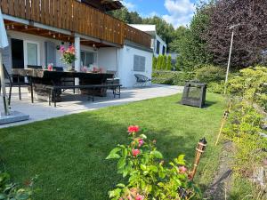 A garden outside Appartement chalet avec une vue panoramique l'endroit idéal pour se ressourcer