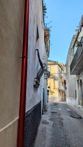 un tubo rosso sul lato di un edificio di Tiny Beautiful Thing Ragusa a Ragusa