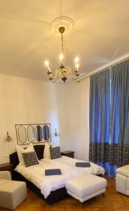a bedroom with two beds and a chandelier at Ehemaliger Palast, malerische Wohnung, Seeblick, Stellplatz in Laveno
