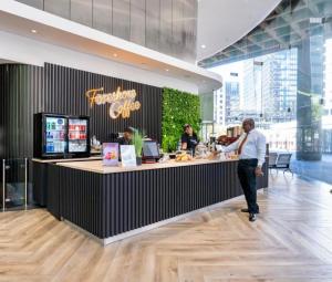 Ein Mann steht an einem Tresen in einem Restaurant. in der Unterkunft 1728 at One Thibault in Kapstadt